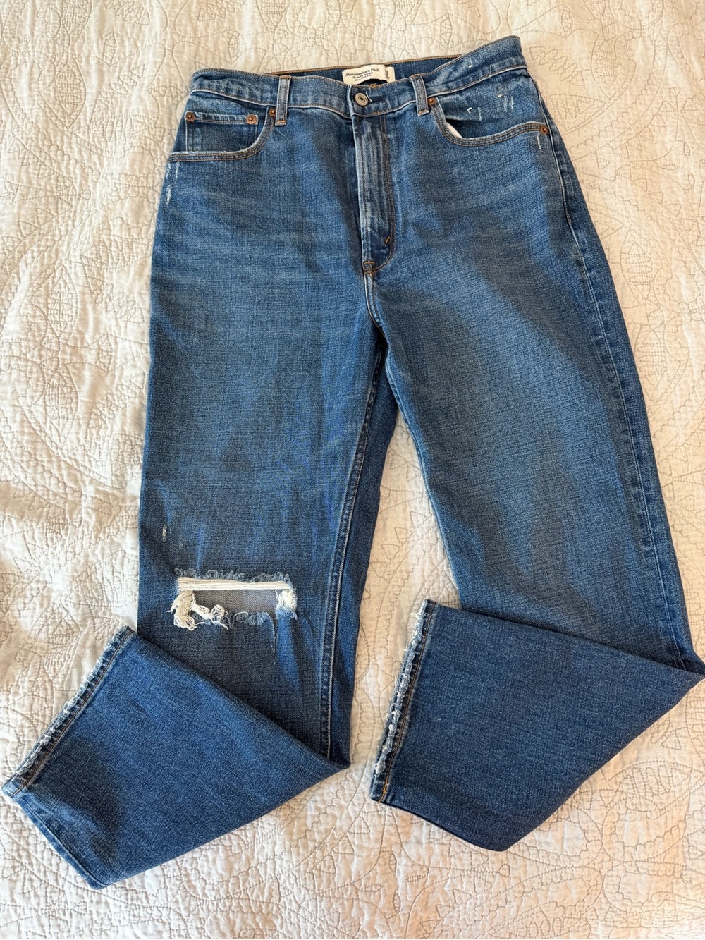 Abercrombie & Fitch Ultra High Rise Ankle Straight Distressed Jeans Size 30/10